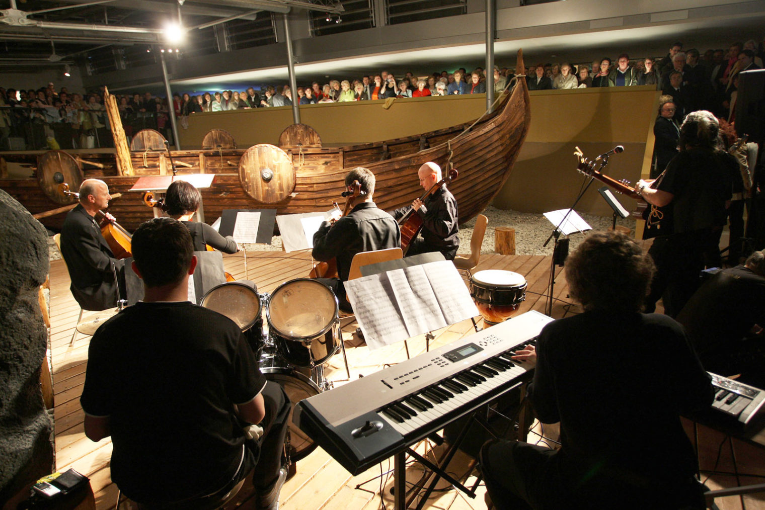 Konzert zur Eröffnung der Ausstellung Wikinger im Ausstellungsraum mit Wikingerschiff