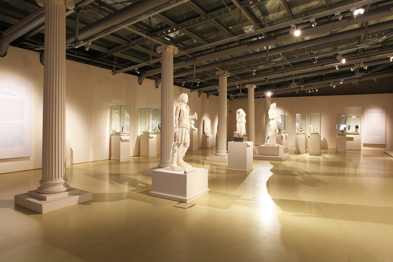 Exponate in der Ausstellung zum Thema Antike Götter