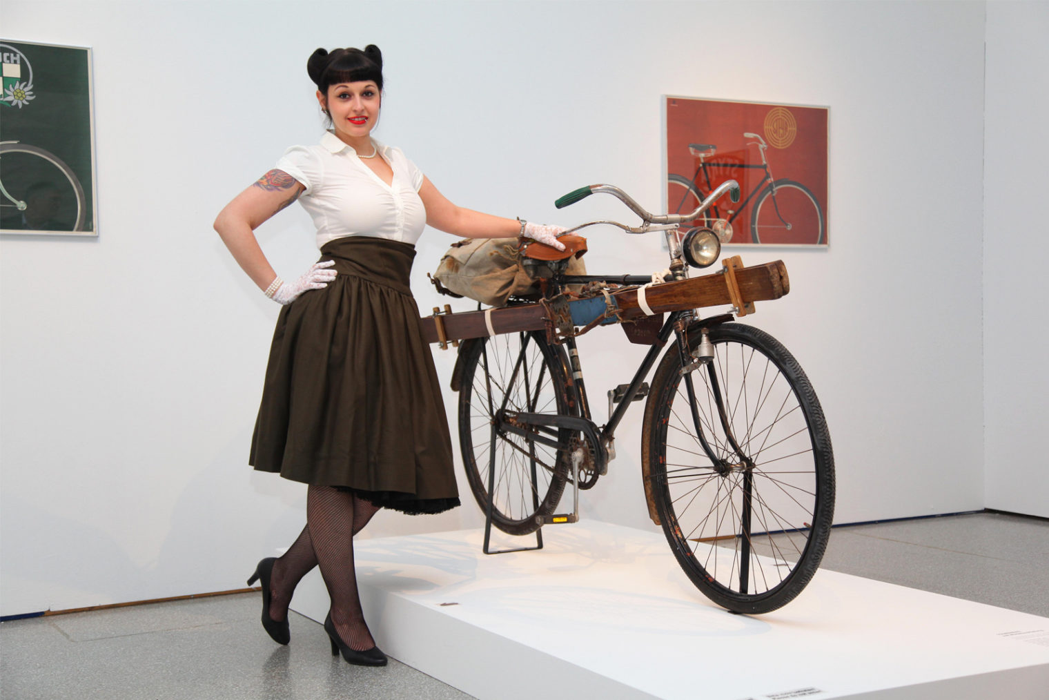 Mitarbeiterin mit Exponat in der Ausstellung zum Thema Radkult