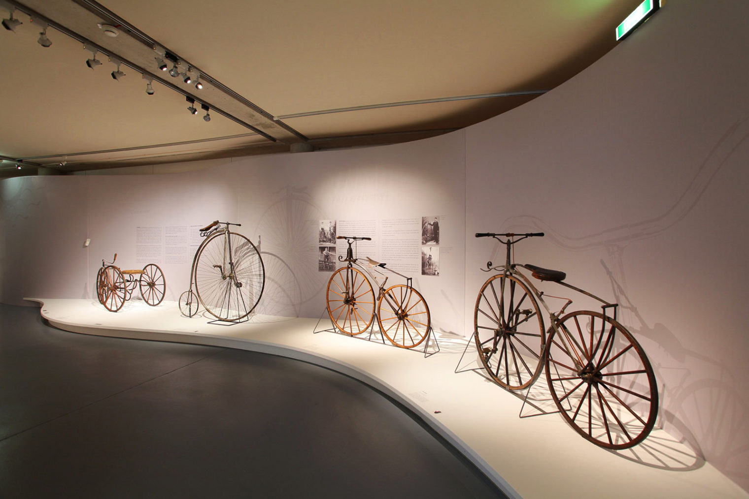 Exponate in der Ausstellung zum Thema Radkult
