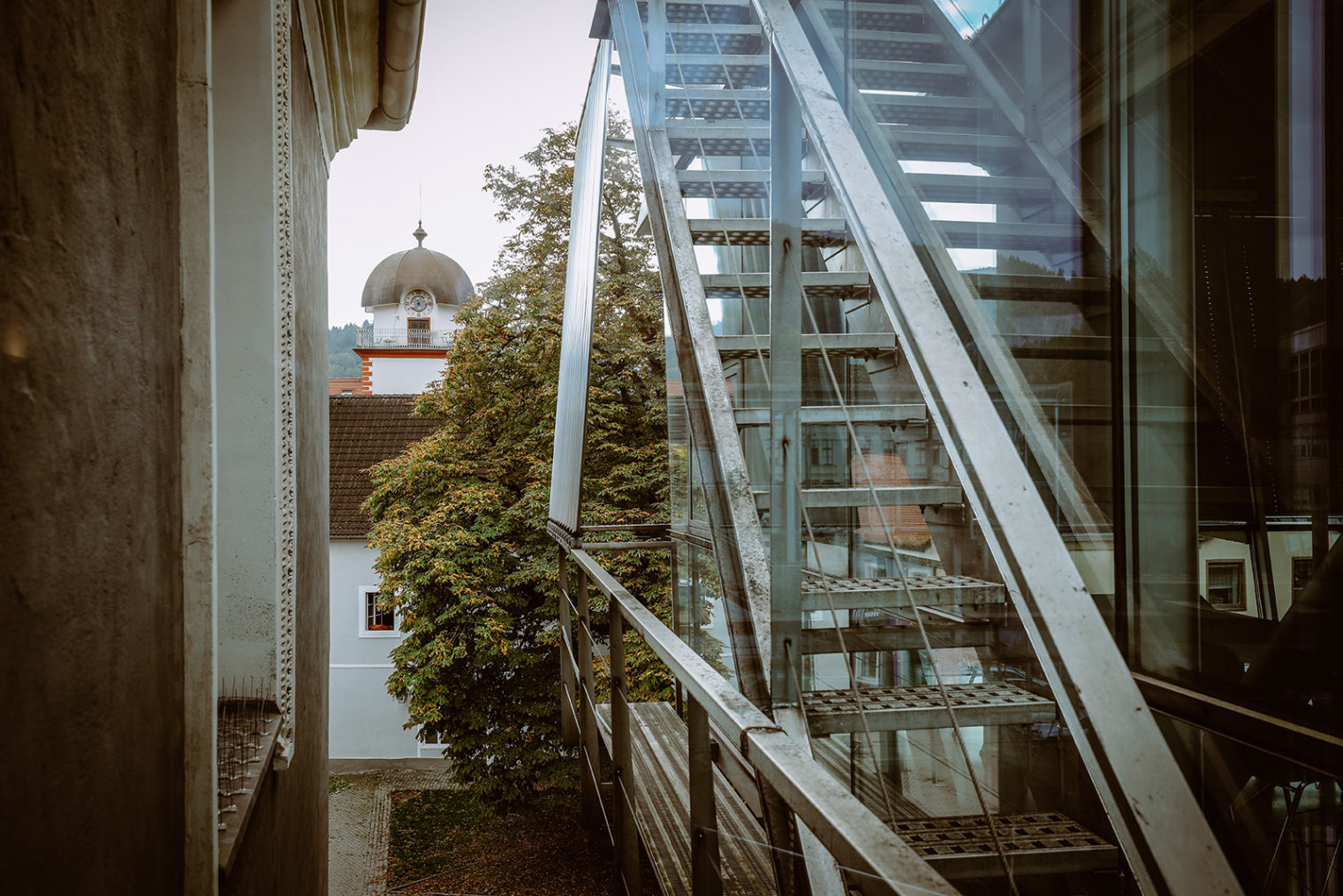 Außenansicht des MuseumsCenters Leoben mit Blick auf den Schwammerlturm
