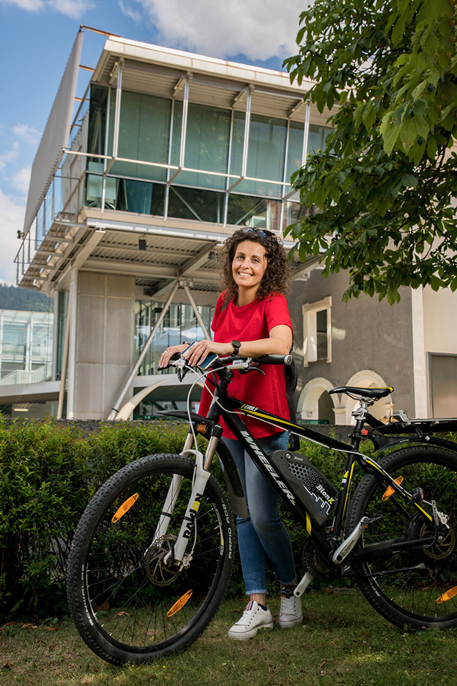 Cyclist standing in front of the Kulturquartier Leoben