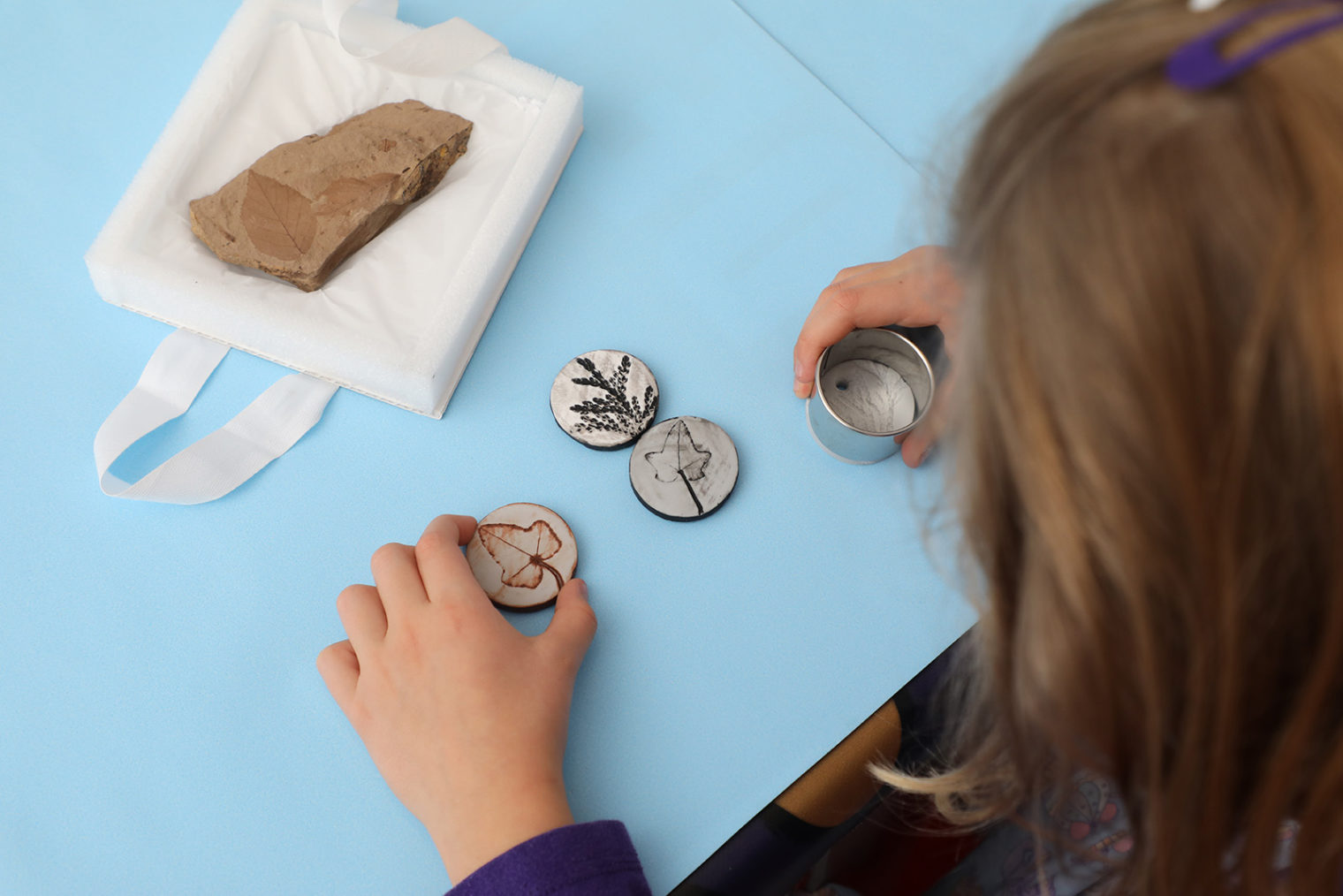 Impressionen aus dem Workshop 'Fossilien packen aus!' aus dem Jungen Museum Leoben