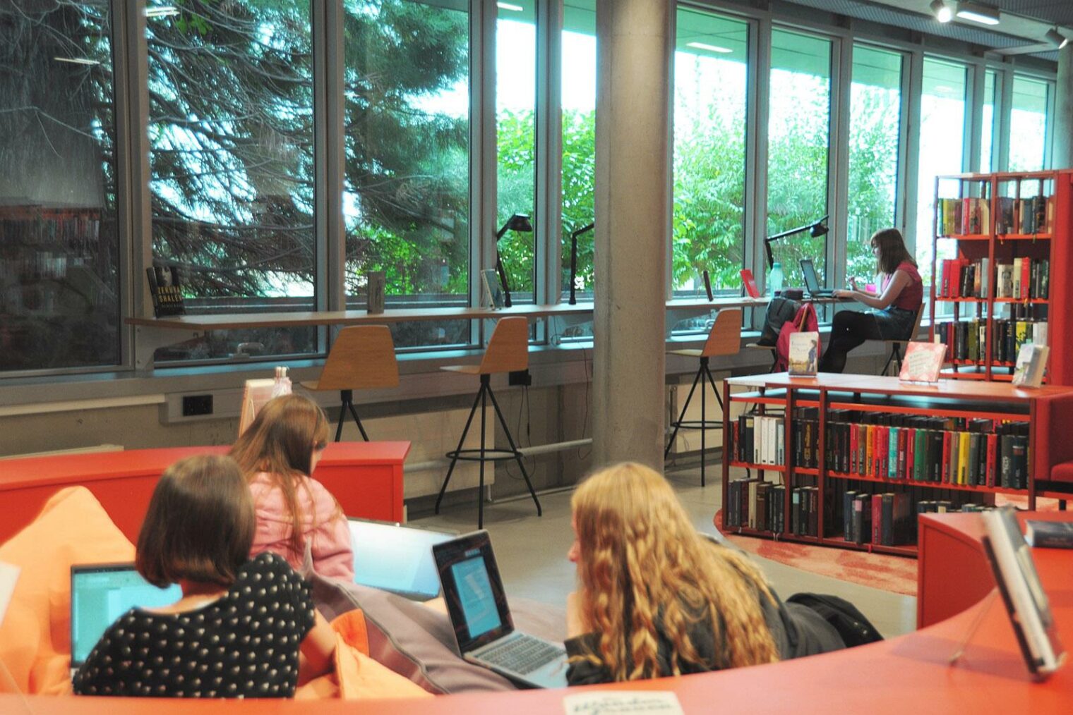 Teilnehmer:innen des Schreibworkshops arbeiten in der Bibliothek Leoben