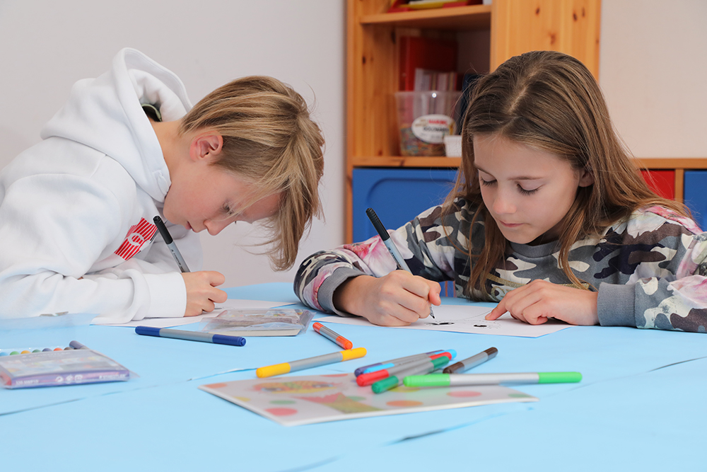 Kinder beim Malen