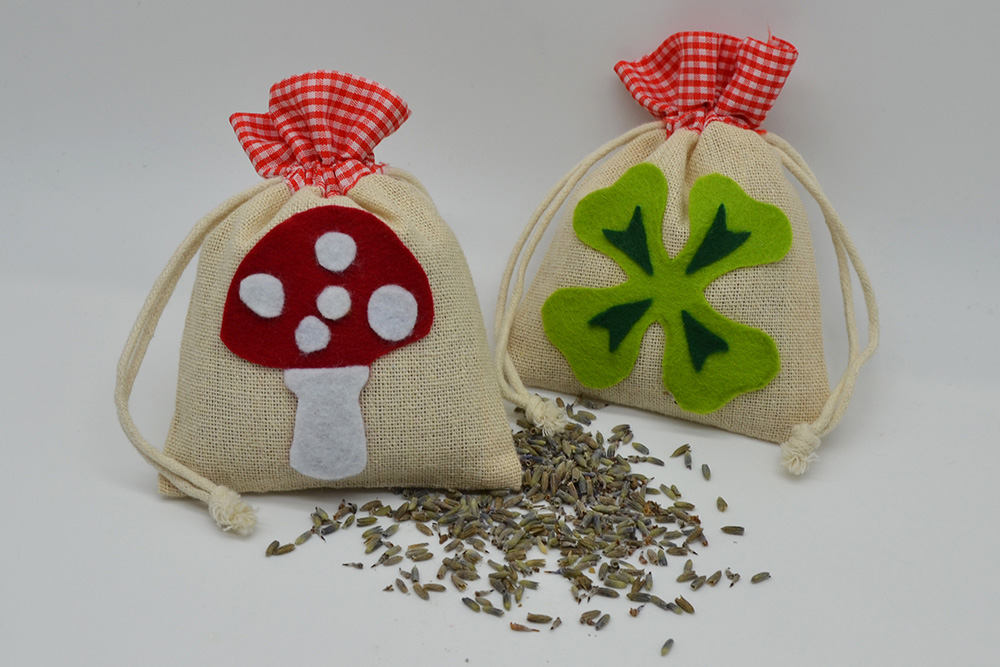 Säckchen mit Fliegenpilz- und Kleeblatt-Motiv dekoriert