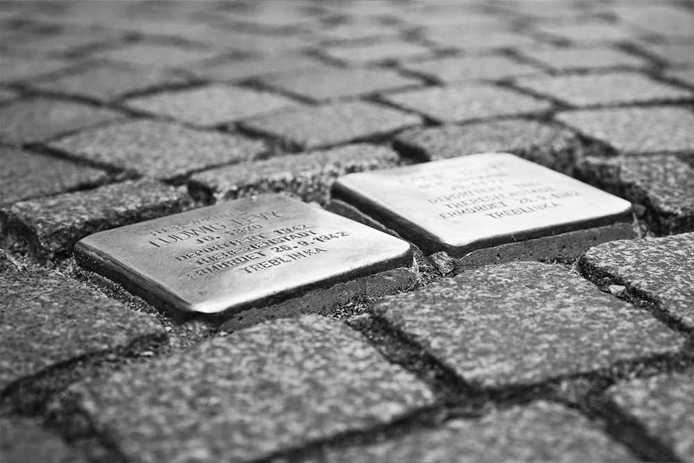 Zwei verlegte Stolpersteine