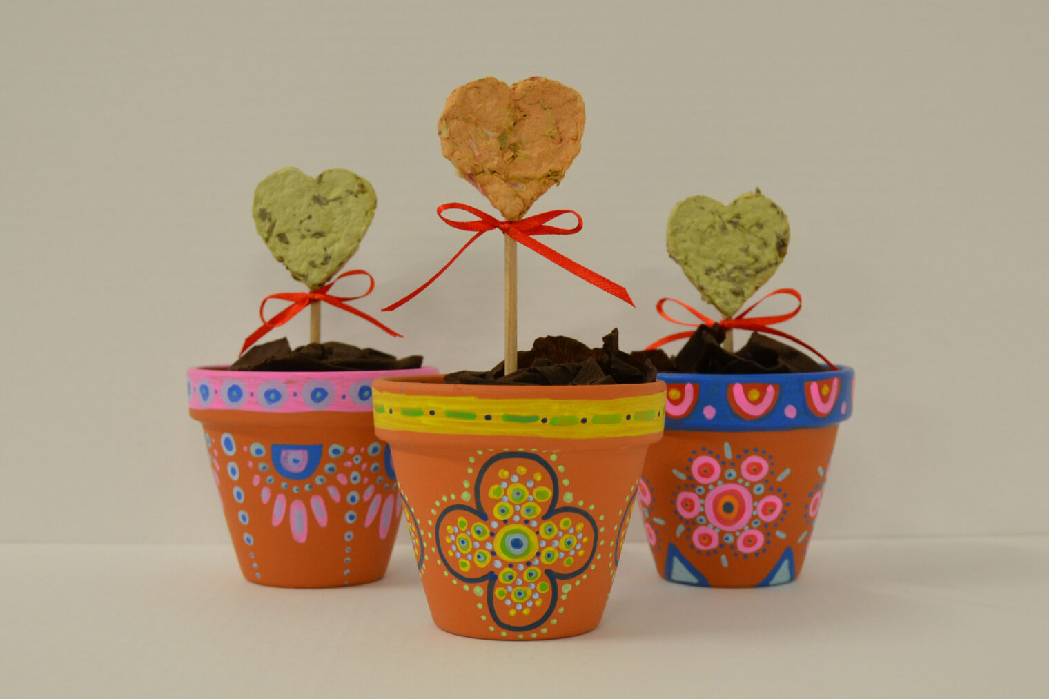 Blumentöpfe mit Herzstecker