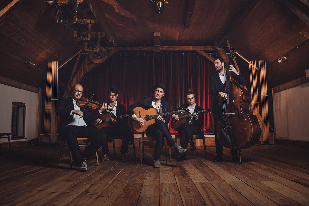 Fünf Personen mit Instrumenten