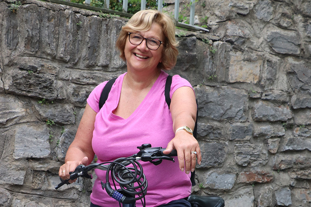 Karin Steinberger auf dem Fahrrad vor der Leobener Stadtmauer