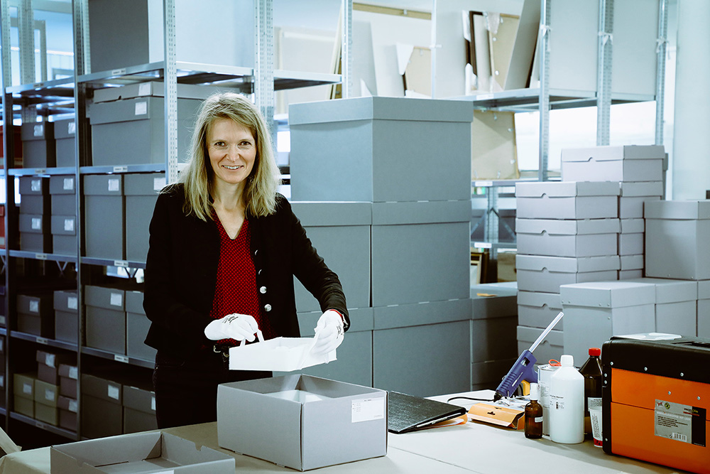 Frau bei der Lagerung von Objekten aus dem Museum