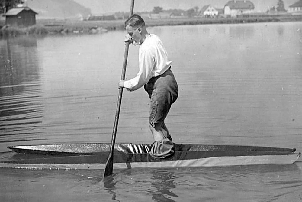 Mann auf einem Skijak