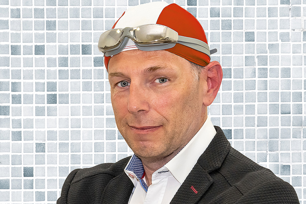 Porträt Martin Kosch mit rot-weiß-roter Badehaube und Schwimmbrille