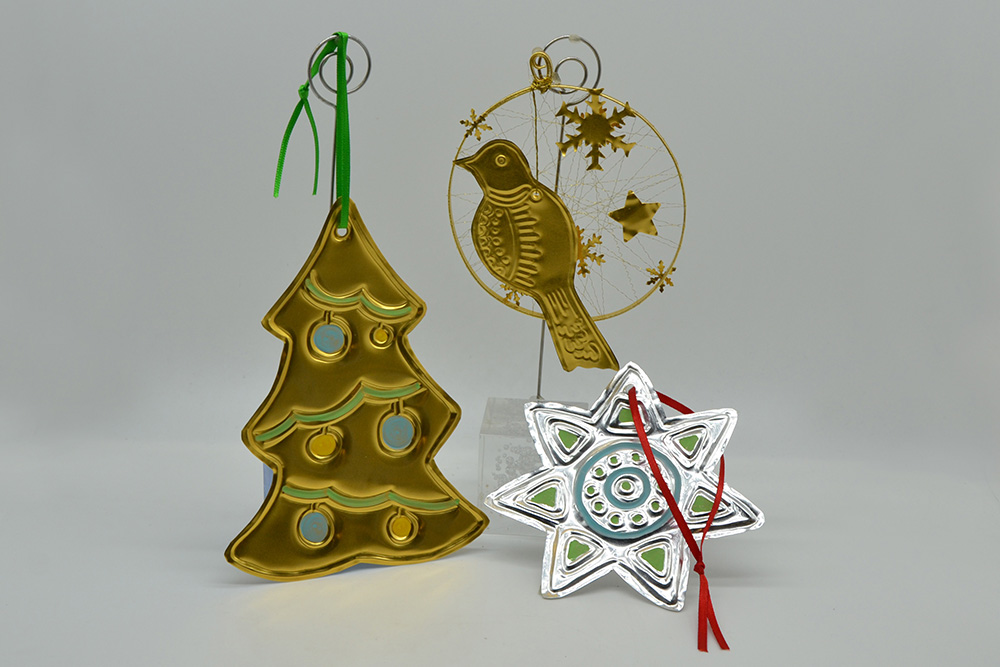 Div. Weihnachtsschmuck bzw. dekorativer Weihnachtsbehang: Christbaum, Vogel und Stern