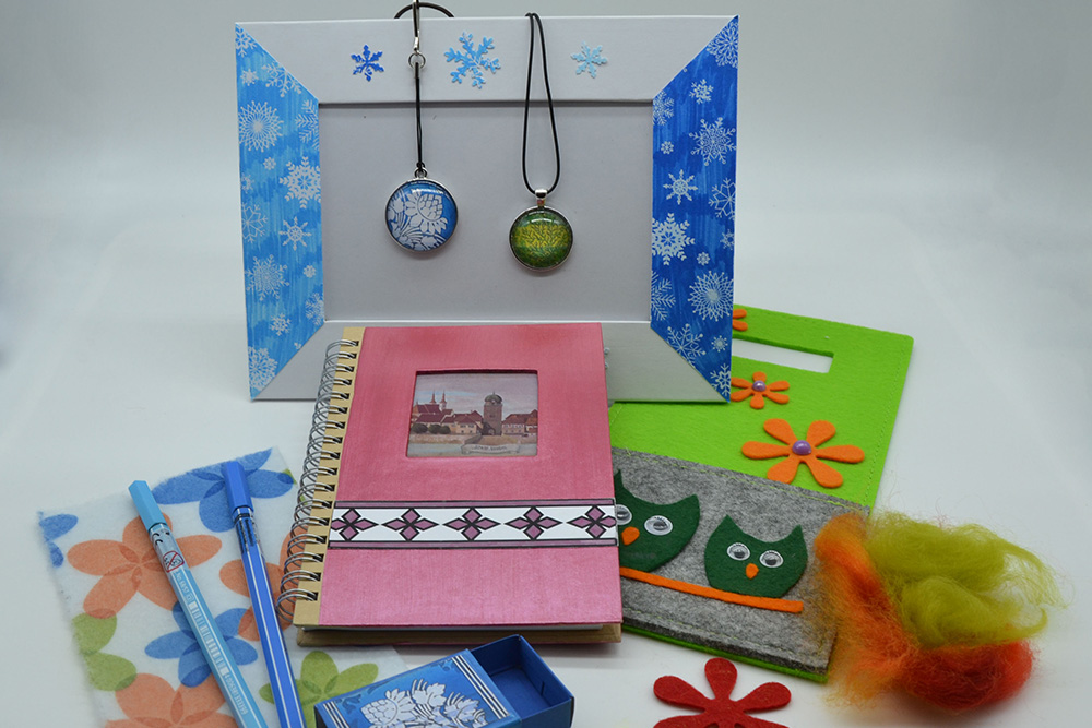 Div. schön gestaltete und verzierte Geschenke, wie Notizbuch, kleine Schachtel, Bilderrahmen, Kette und Anhänger